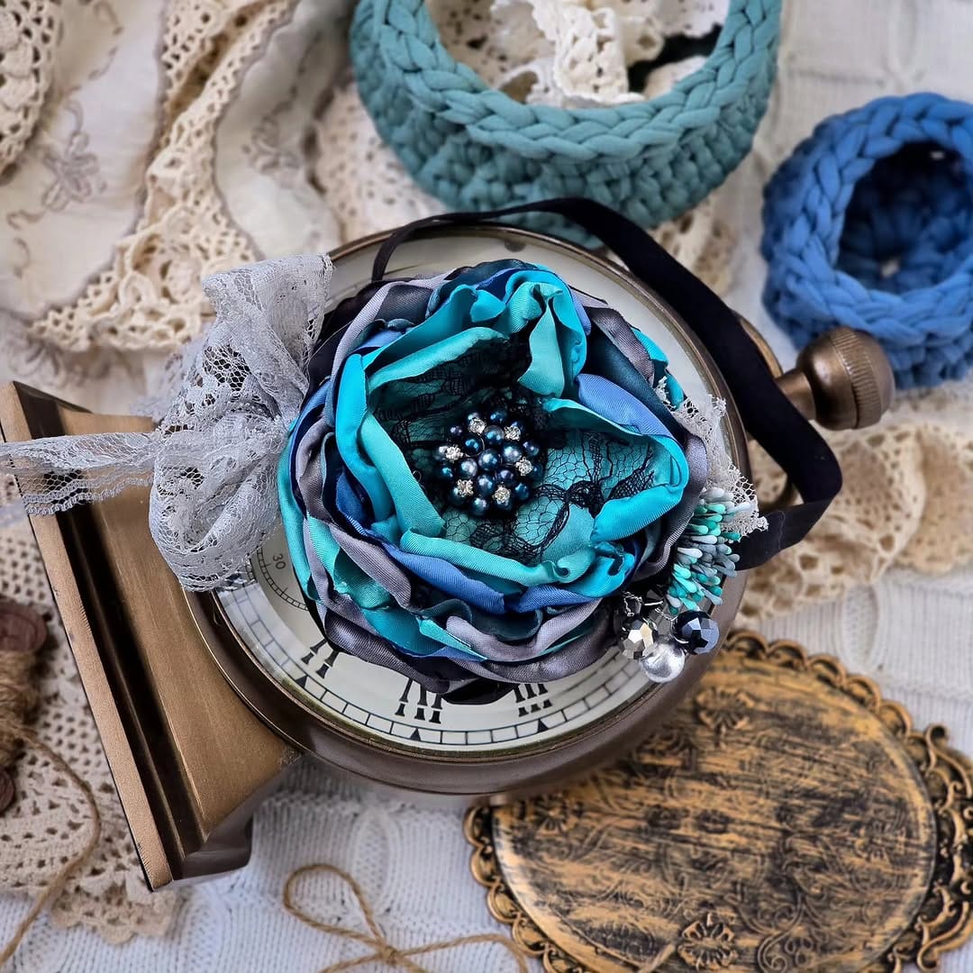 Post 3 by Vintage headbands| bows| wands on Instagram (image)