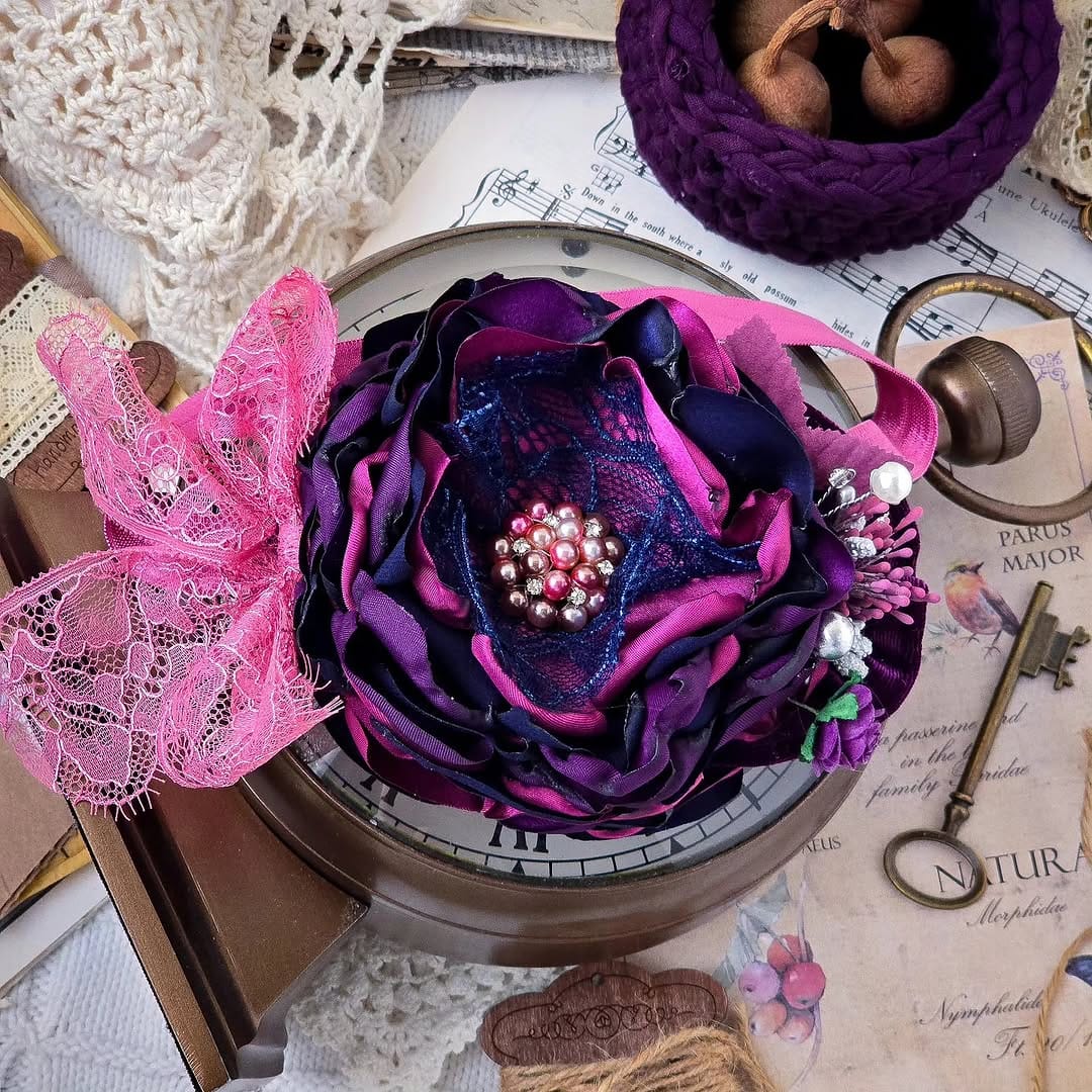 Post 8 by Vintage headbands| bows| wands on Instagram (image)