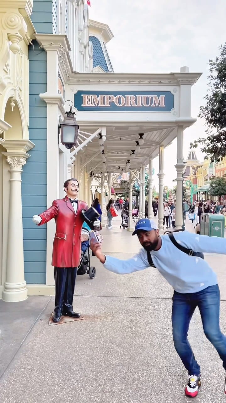 Post 10 by Jezza à Disneyland Paris on Instagram (video)