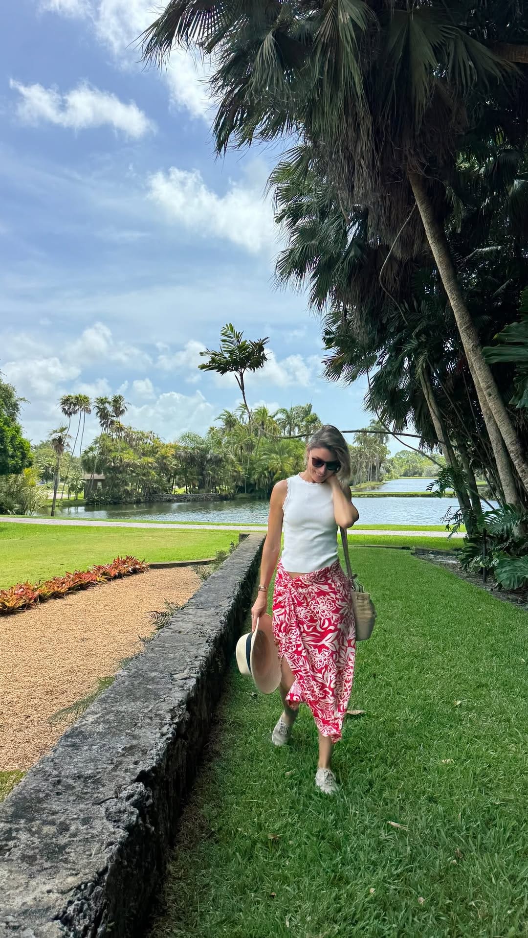 Post 2 by Ella Romand on Instagram (video)