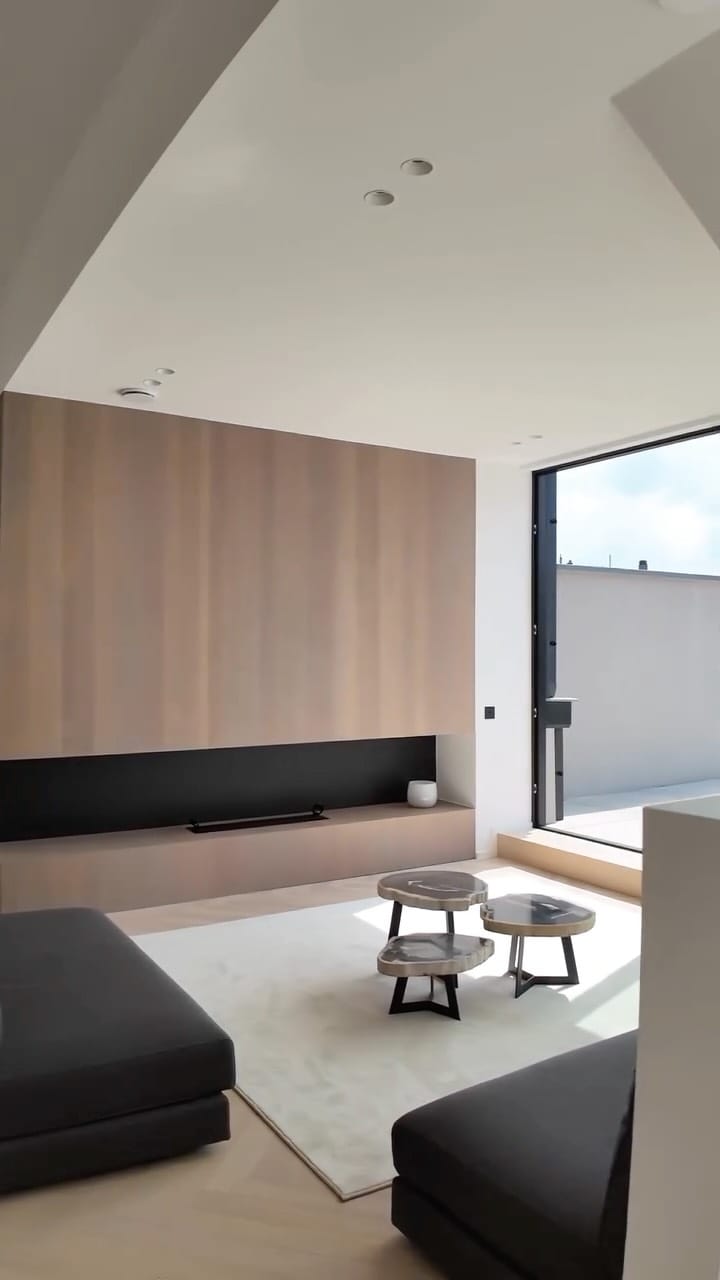 Post 1 by Vaneau Lecobel on Instagram (video)