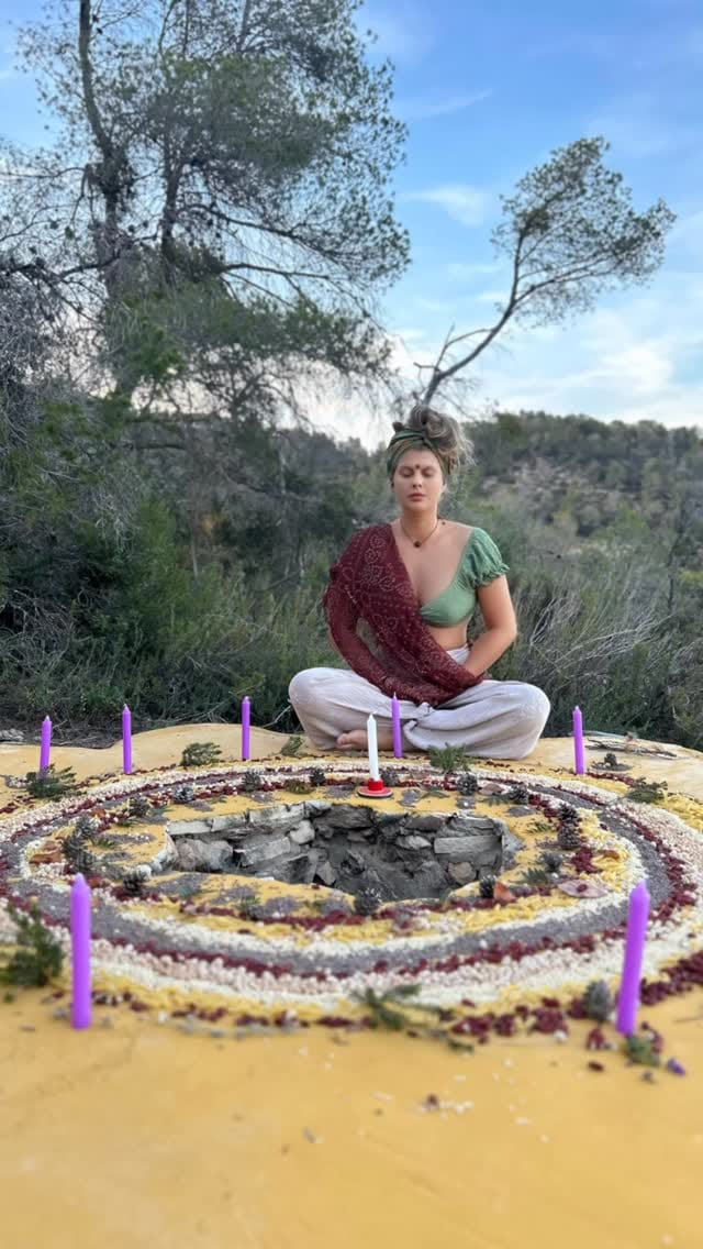 Post 9 by Eliza-blue Nairi Latham on Instagram (video)