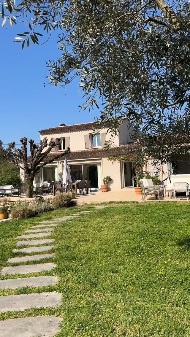 Post 9 by AGENCE DE PROVENCE on Instagram (video)
