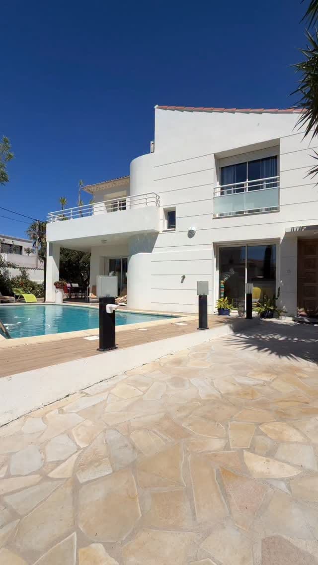Post 5 by Michel de Chabannes Immobilier on Instagram (video)