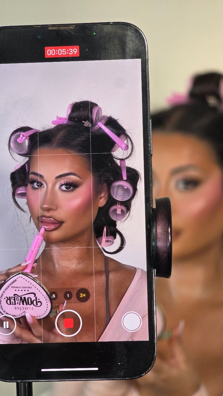 Post 8 by Makeup by Sarahdene on Instagram (video)