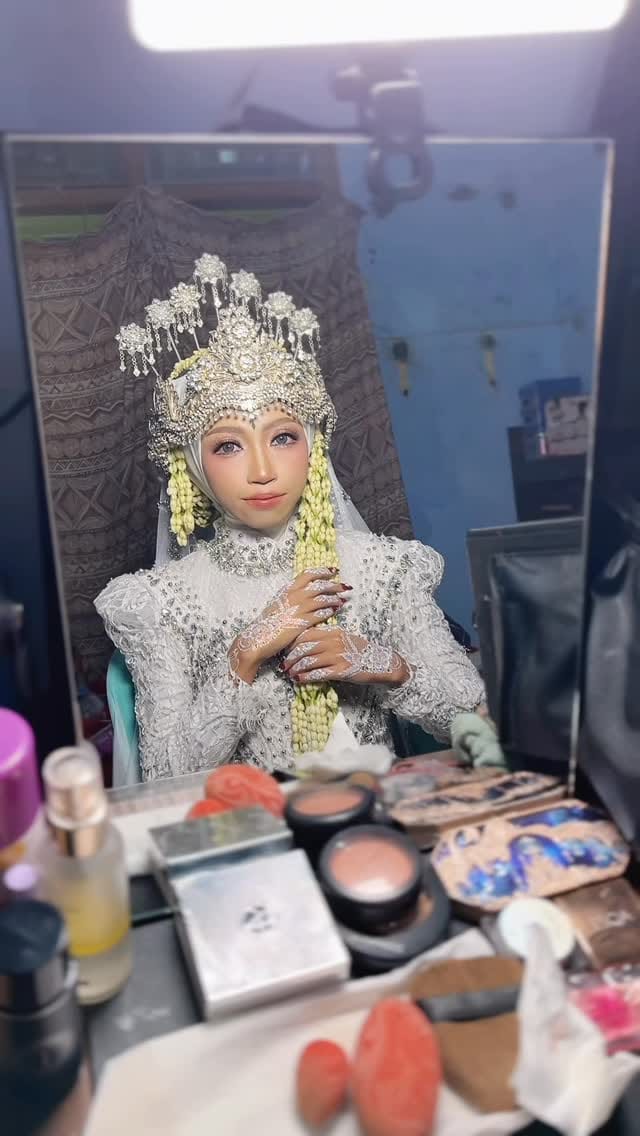 Post 4 by MUA Cirebon || Ahyamuddi makeup Cirebon on Instagram (video)