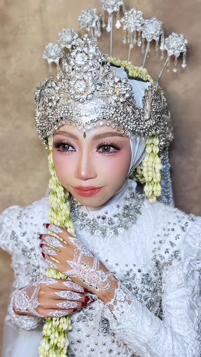 Post 3 by MUA Cirebon || Ahyamuddi makeup Cirebon on Instagram (video)