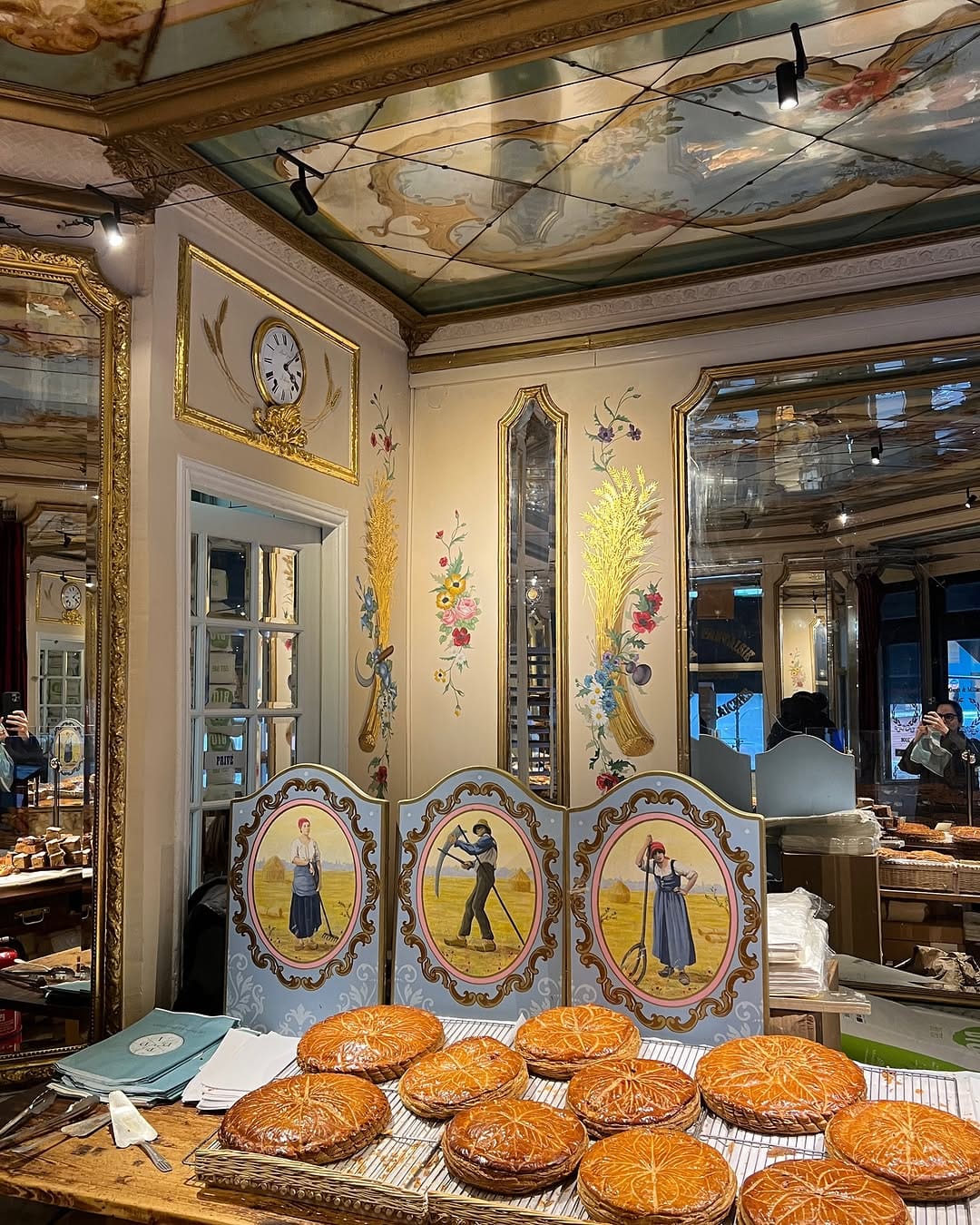 Post 10 by JOANNA JOY (Paris Photographer & Videographer) on Instagram (carousel)