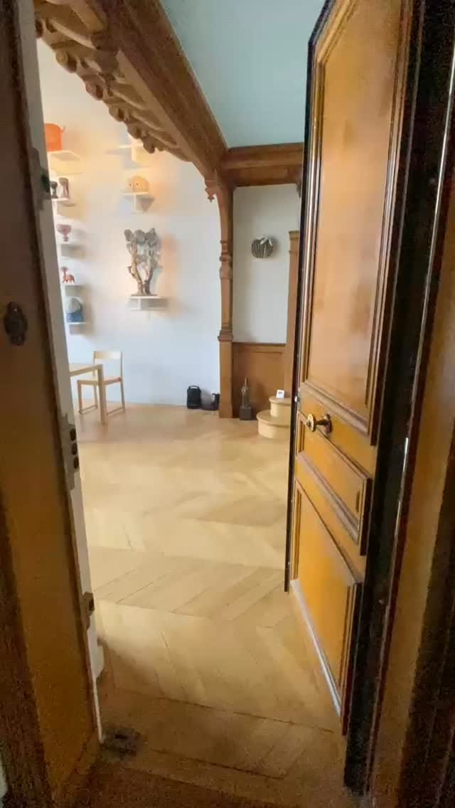 Post 10 by Jeudi on Instagram (video)