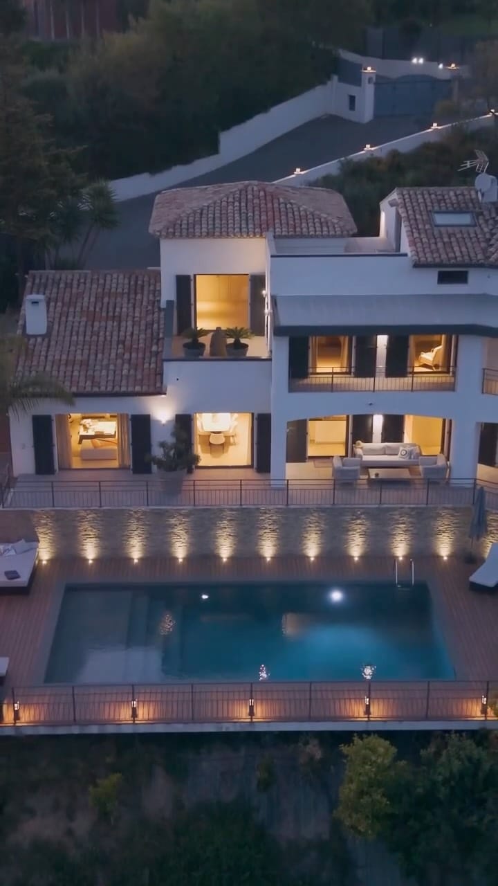 Post 1 by Michaël Zingraf Real Estate on Instagram (video)