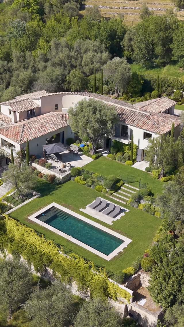 Post 5 by Michaël Zingraf Real Estate on Instagram (video)