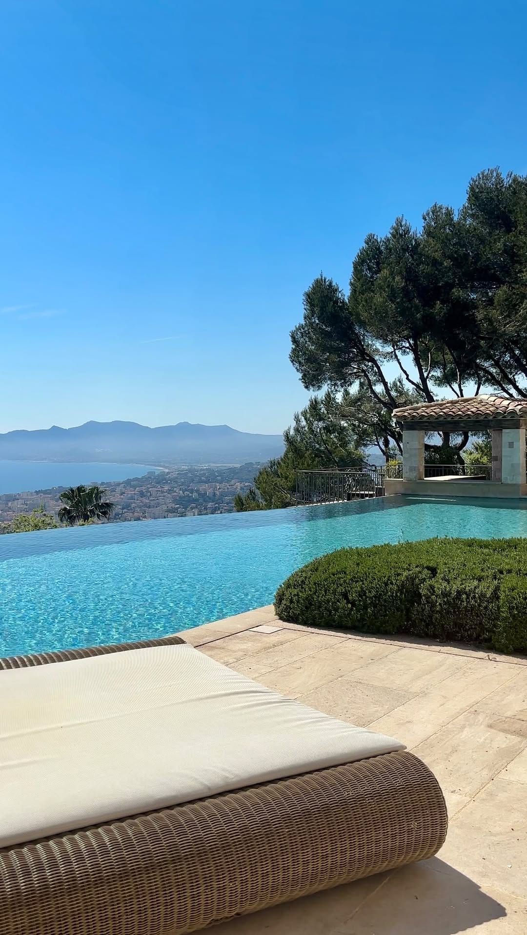 Post 6 by Michaël Zingraf Real Estate on Instagram (video)