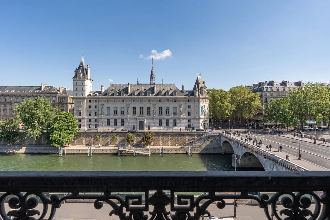 Post 4 by ICONIC PARIS on Instagram (carousel)