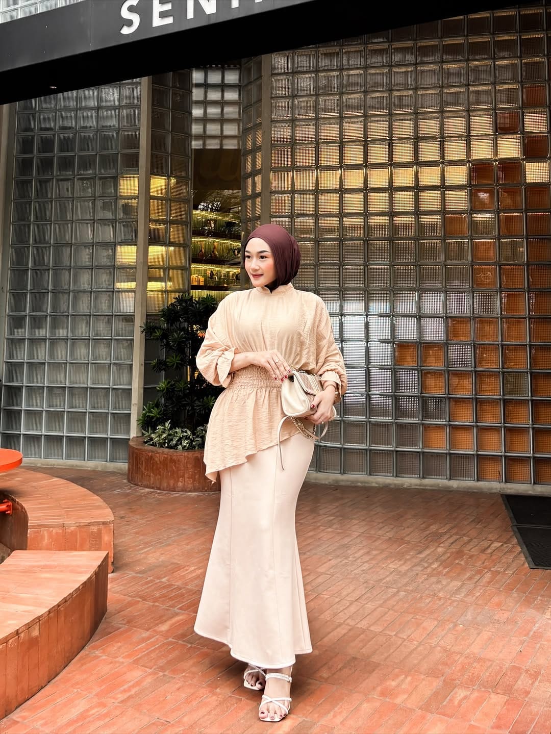 Post 2 by Della SN on Instagram (carousel)