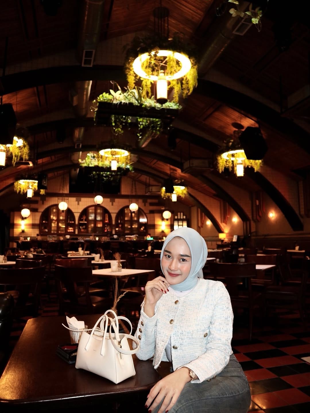 Post 7 by Della SN on Instagram (carousel)