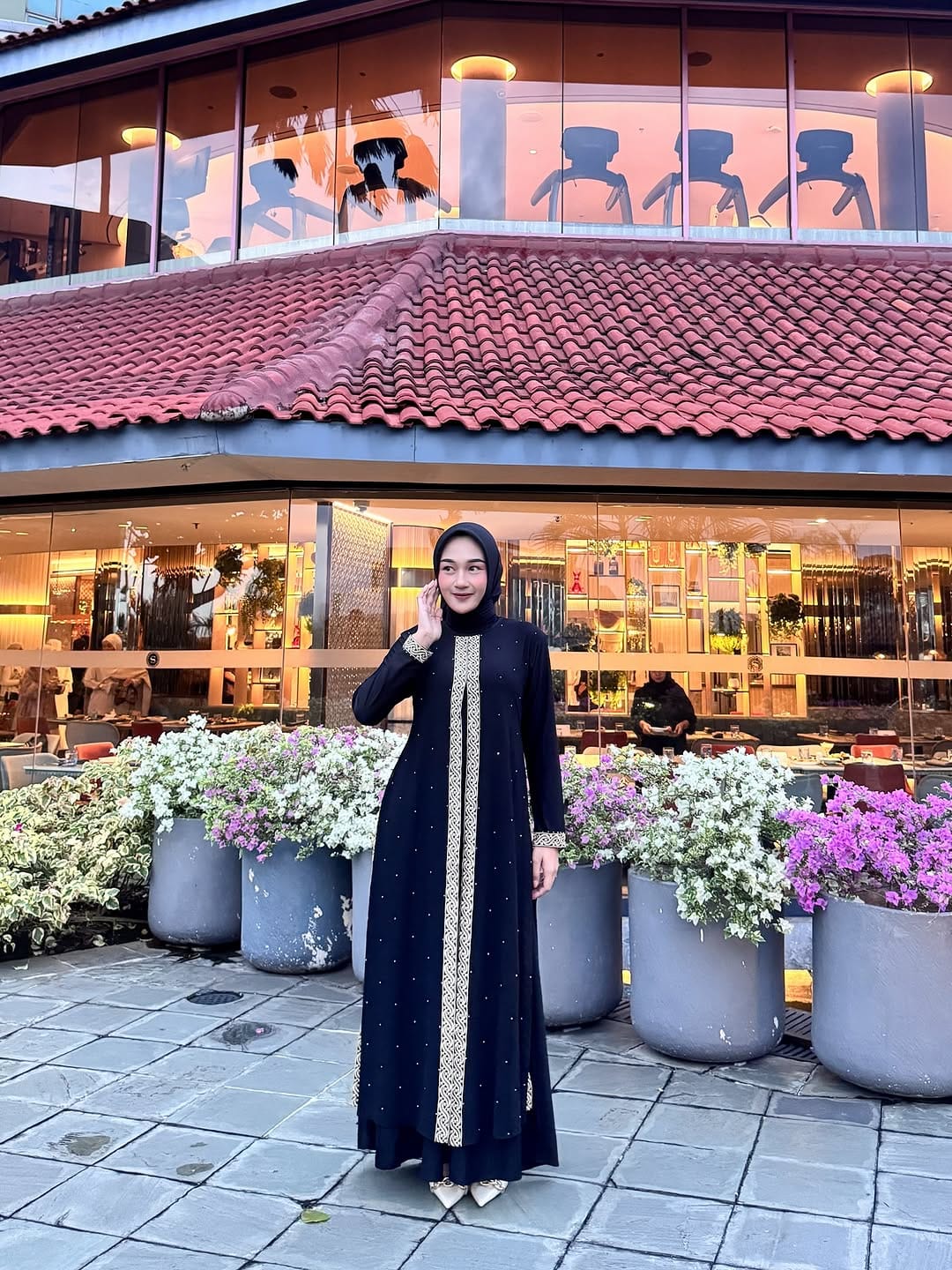 Post 8 by Della SN on Instagram (carousel)