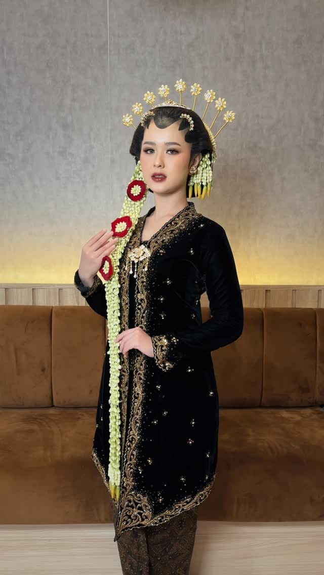 Post 9 by MUA Jogja on Instagram (video)