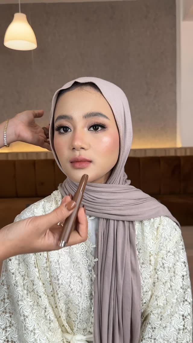 Post 8 by MUA Jogja on Instagram (video)