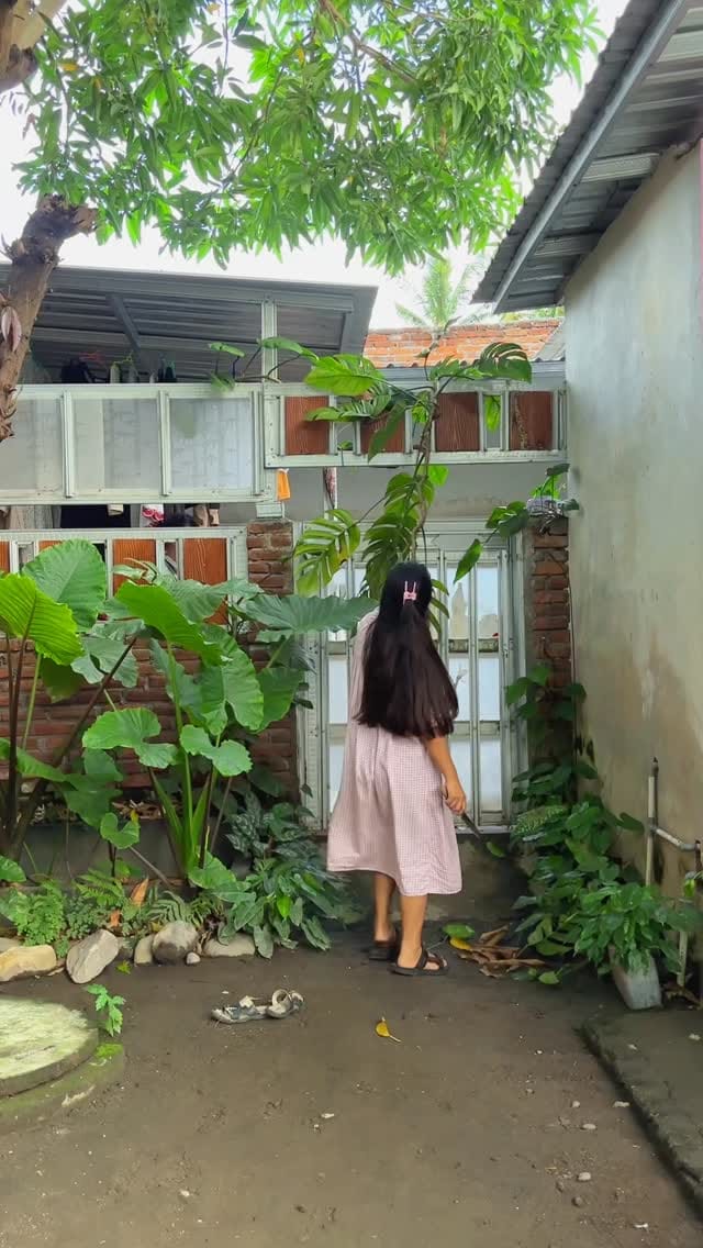 Post 5 by DeryLisna on Instagram (video)