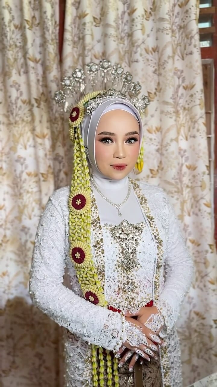Post 3 by PROFESIONAL WEDDING MAKEUP ARTIST on Instagram (video)