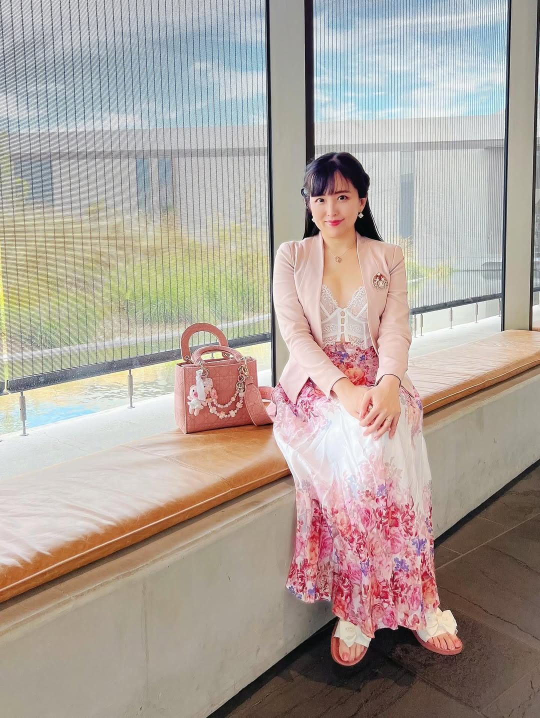 Post 7 by Pinky Lu Xun on Instagram (carousel)