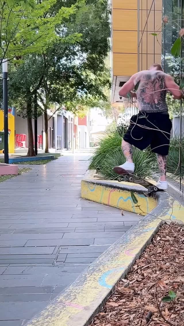 Post 1 by Maundzini The Horrible 📦 on Instagram (video)