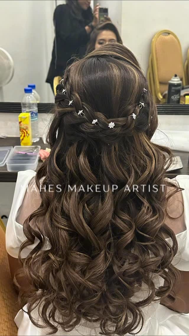 Post 3 by Mahes Makeup Artist on Instagram (video)