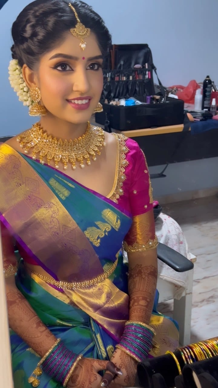 Post 9 by Mahes Makeup Artist on Instagram (video)