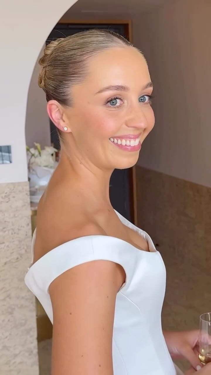 Post 9 by Lara Quinn Makeup Artist on Instagram (video)