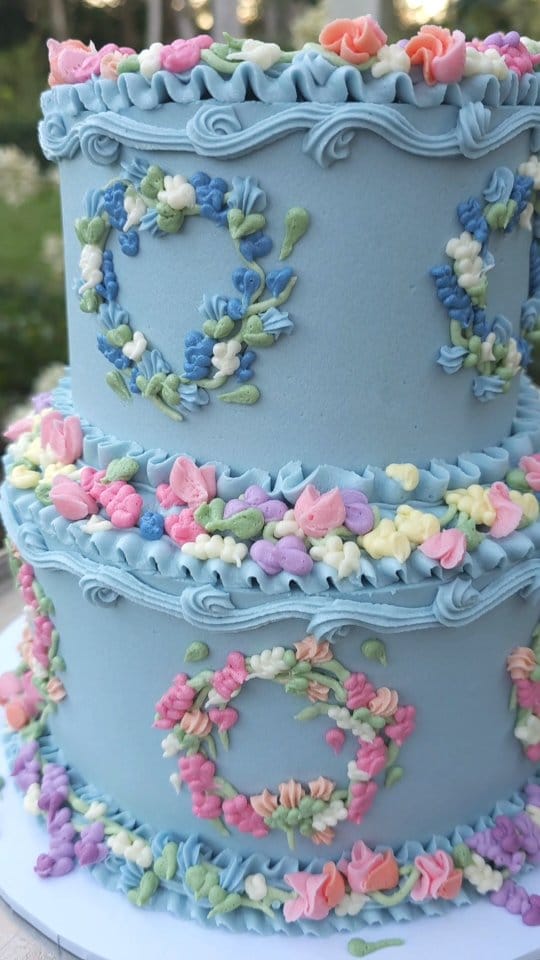 Post 8 by Cakes by Dominique on Instagram (video)
