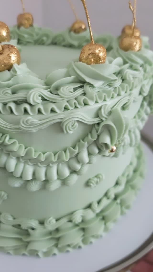 Post 7 by Cakes by Dominique on Instagram (video)