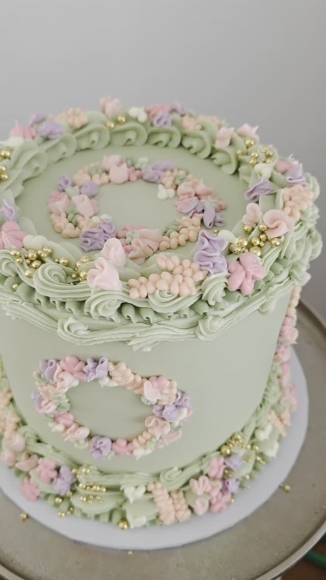 Post 4 by Cakes by Dominique on Instagram (video)
