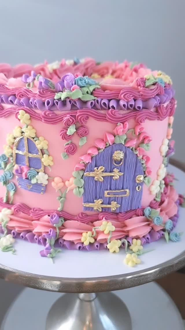 Post 3 by Cakes by Dominique on Instagram (video)