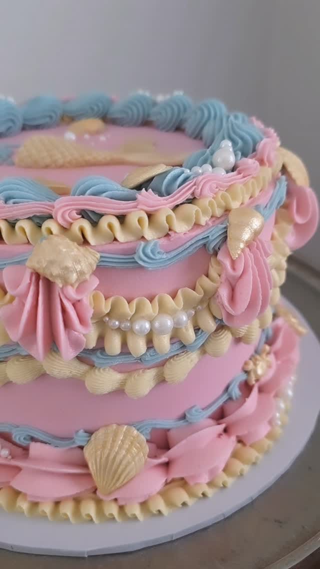 Post 6 by Cakes by Dominique on Instagram (video)