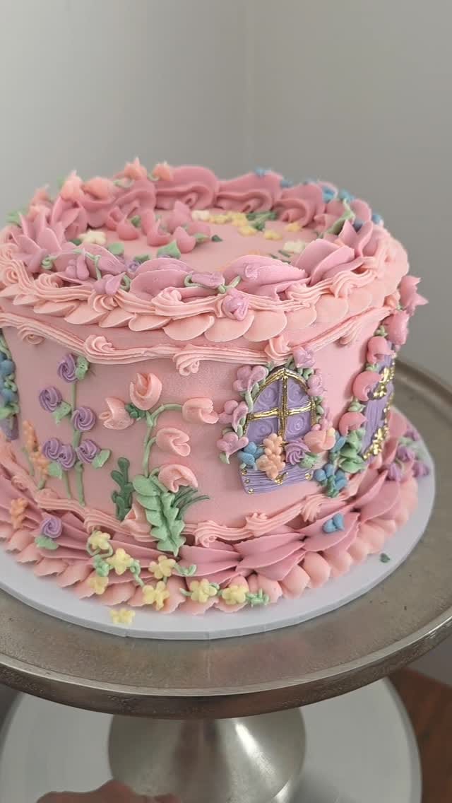 Post 1 by Cakes by Dominique on Instagram (video)