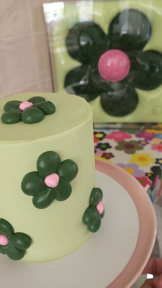 Post 9 by Cakes by Dominique on Instagram (video)