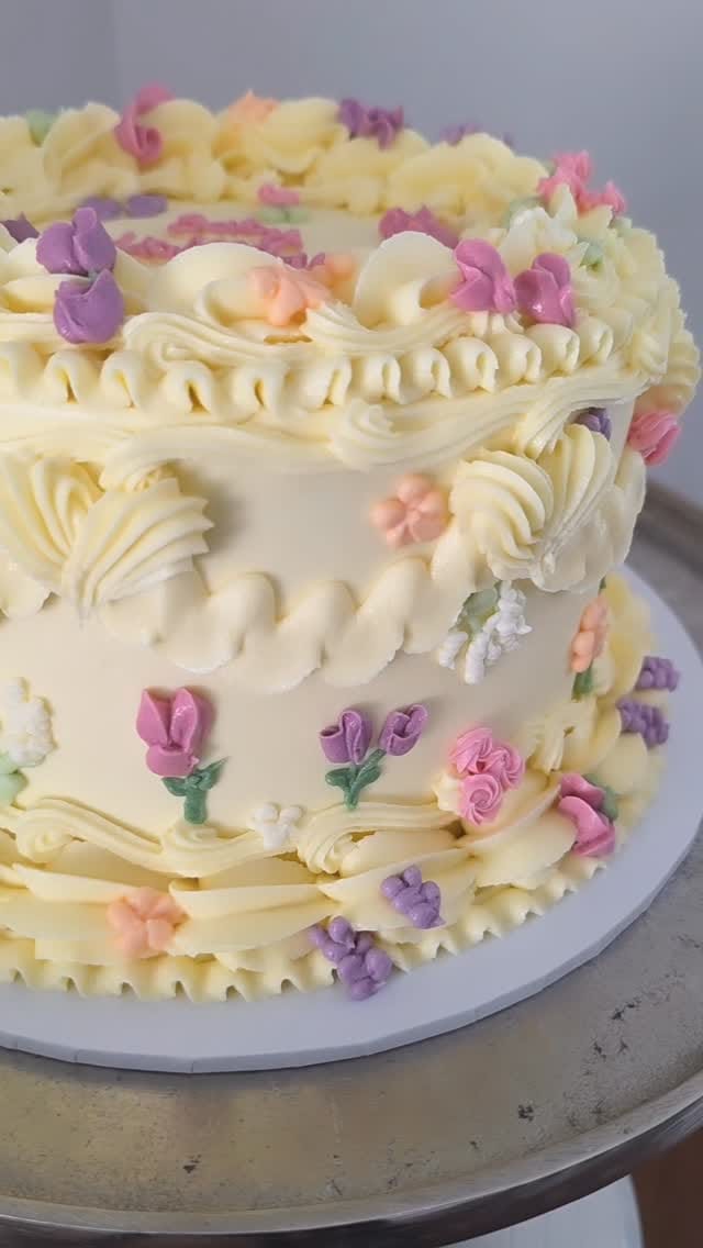 Post 5 by Cakes by Dominique on Instagram (video)