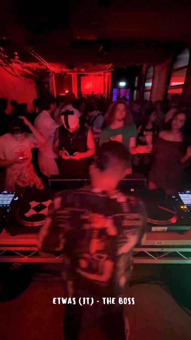 Post 6 by Etwas on Instagram (video)