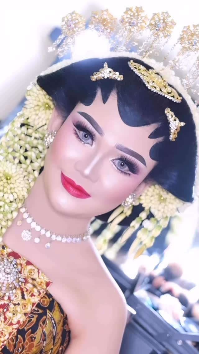 Post 3 by MUA MALANG on Instagram (video)