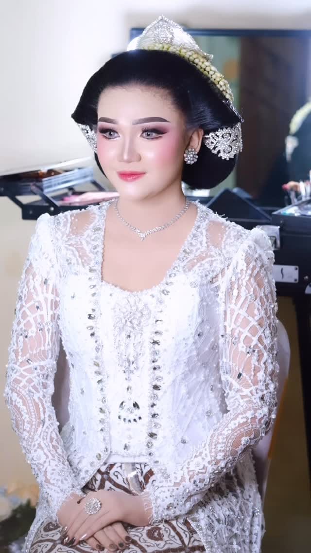 Post 6 by MUA MALANG on Instagram (video)