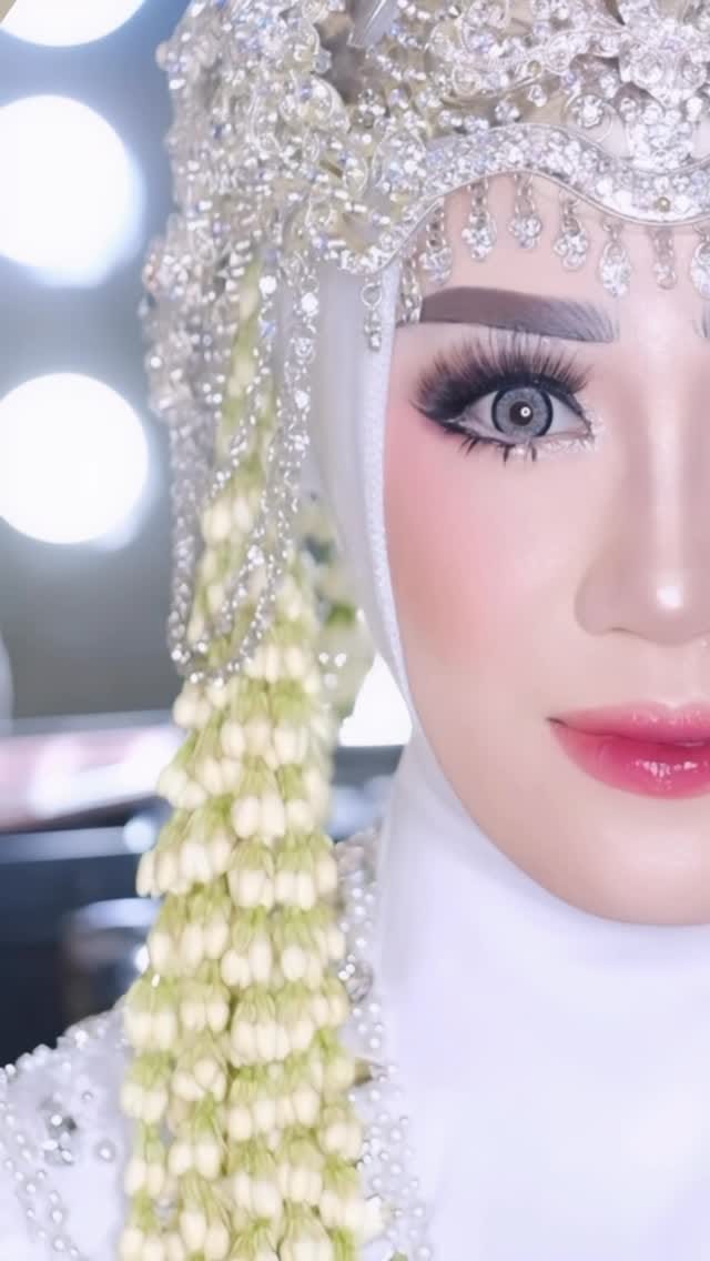 Post 8 by MUA MALANG on Instagram (video)