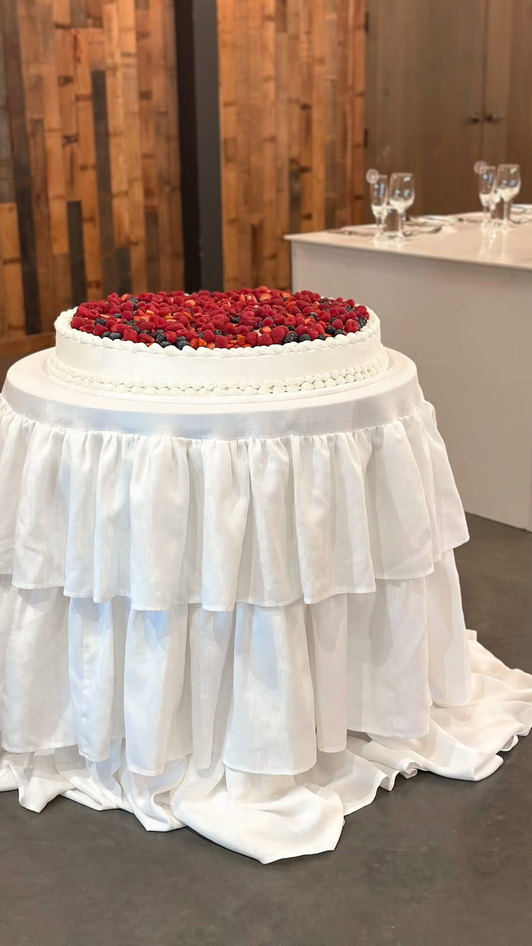 Post 4 by Lisa | Perth Wedding Cakes & Dessert on Instagram (video)