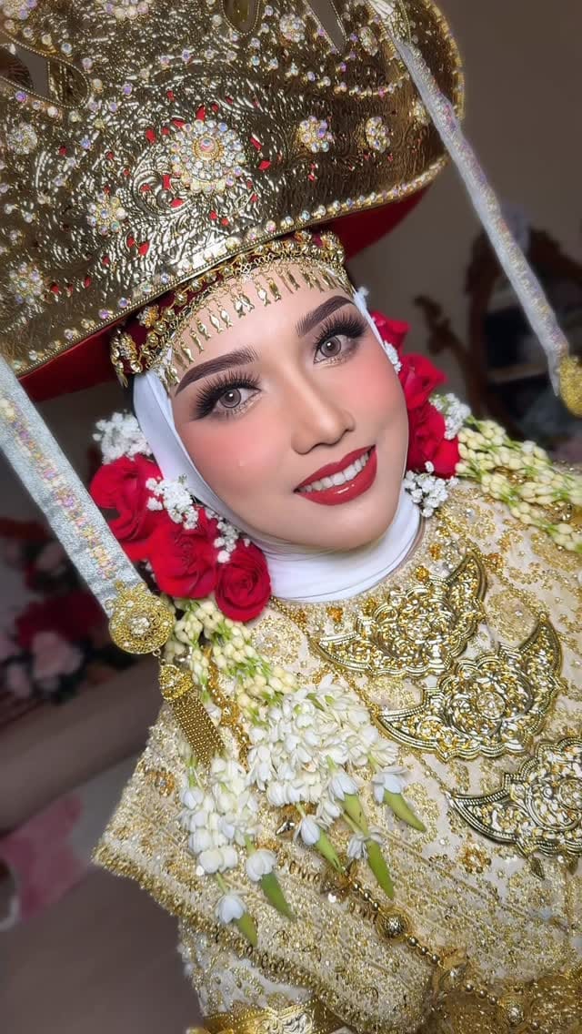 Post 6 by Ice Vinara on Instagram (video)