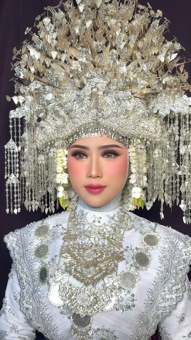 Post 2 by Ice Vinara on Instagram (video)