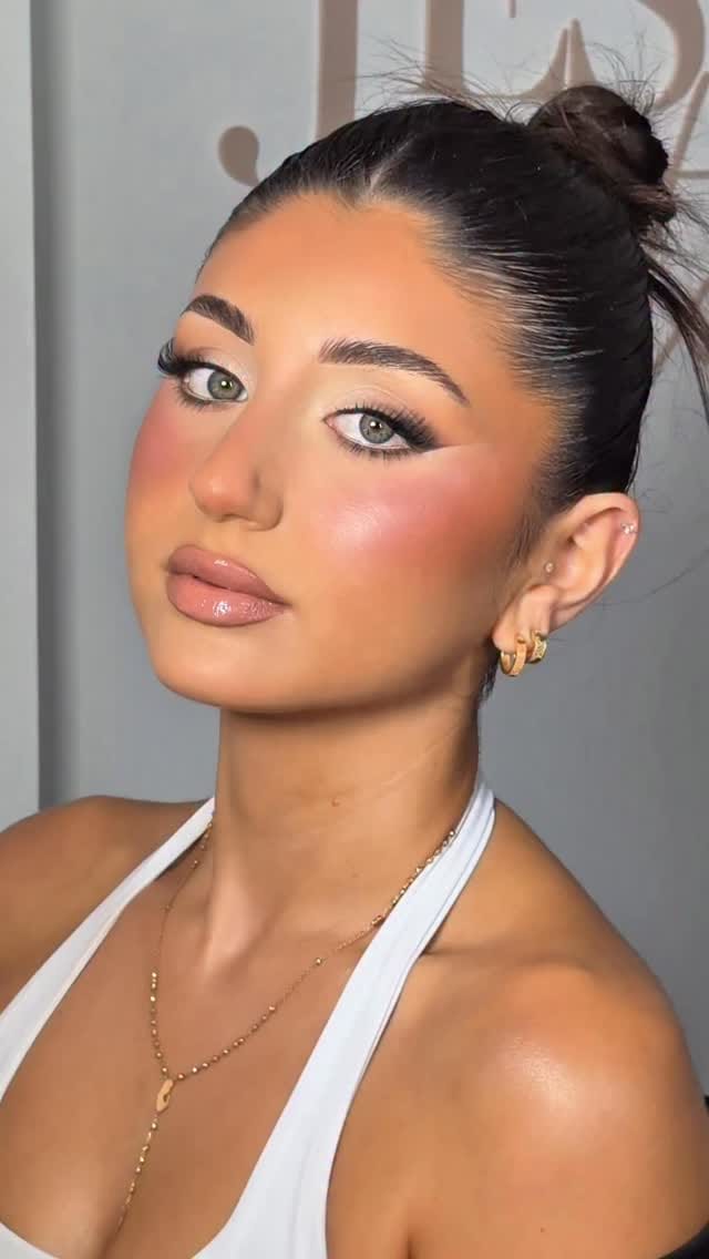 Post 6 by Sydney Makeup Artist & Destination Glam on Instagram (video)