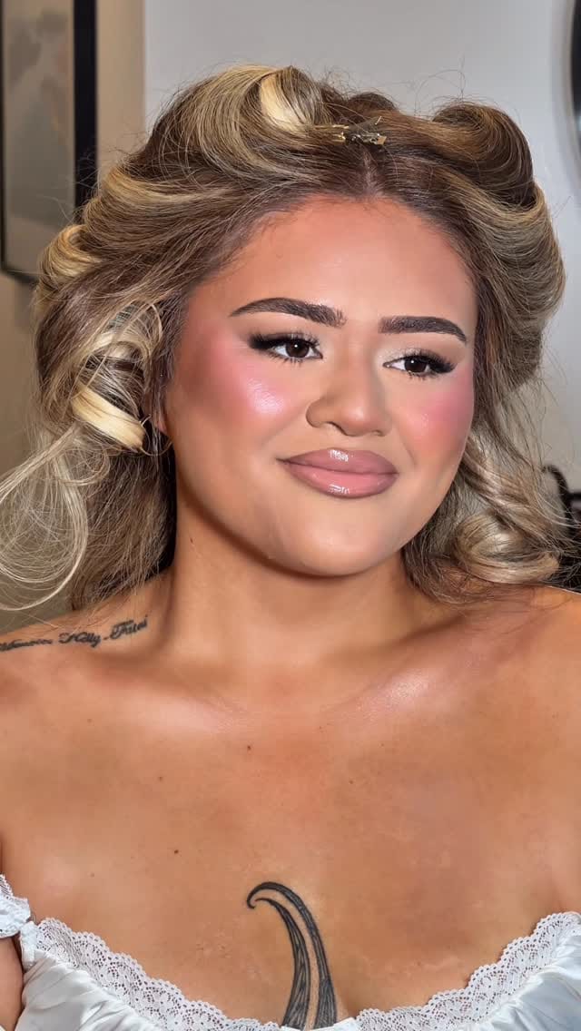 Post 3 by Sydney Makeup Artist & Destination Glam on Instagram (video)