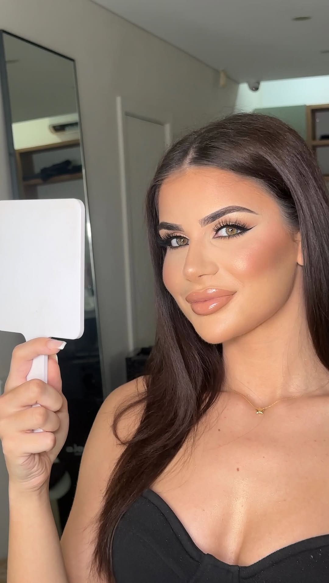 Post 8 by SOPHIE ALAM MAKEUP on Instagram (video)
