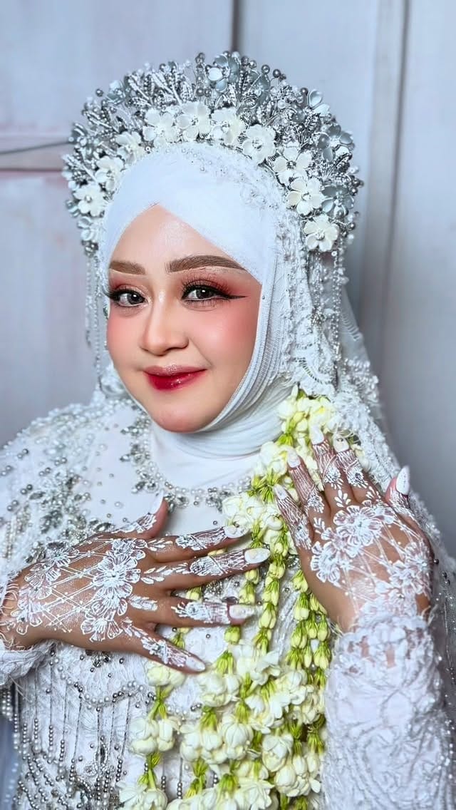Post 1 by Mua banjarmasin, makeup , dekorasi, henna , mahar , seserahan on Instagram (video)