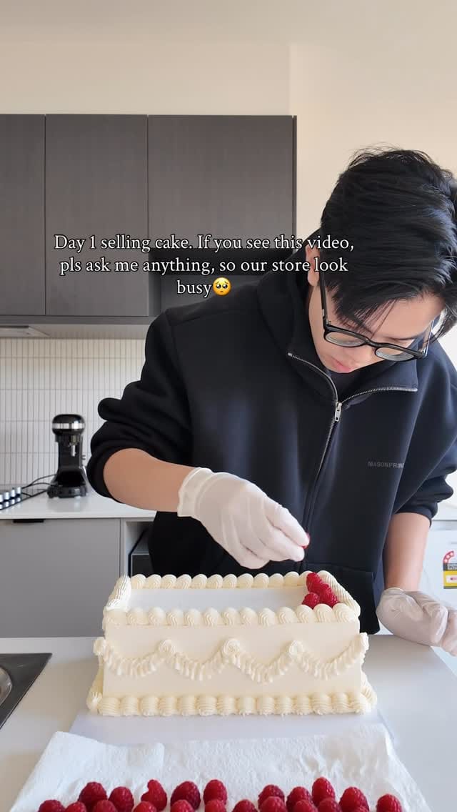 Post 10 by BAKE A BREAK | Custom and Wedding Cake Melbourne on Instagram (video)