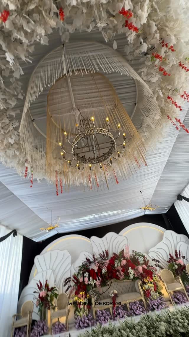 Post 3 by HW Wedding Sukorejo on Instagram (video)